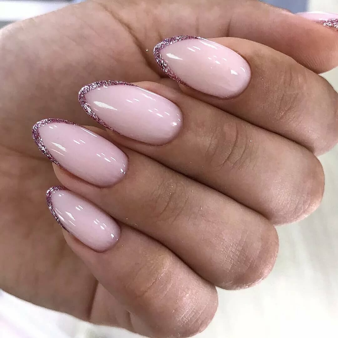 Маникюр овал розово молочный