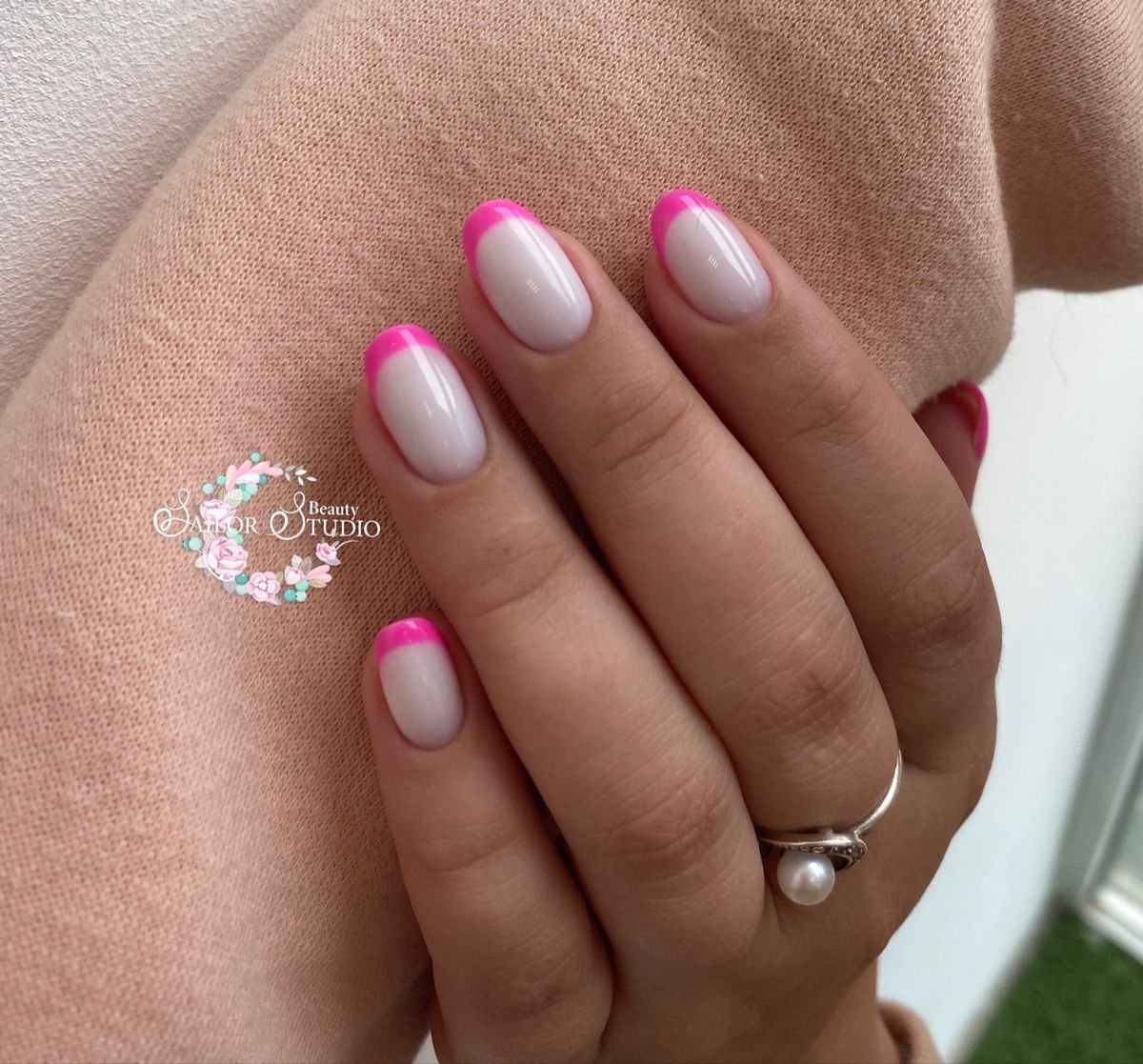 Розовый френч на молочной базе