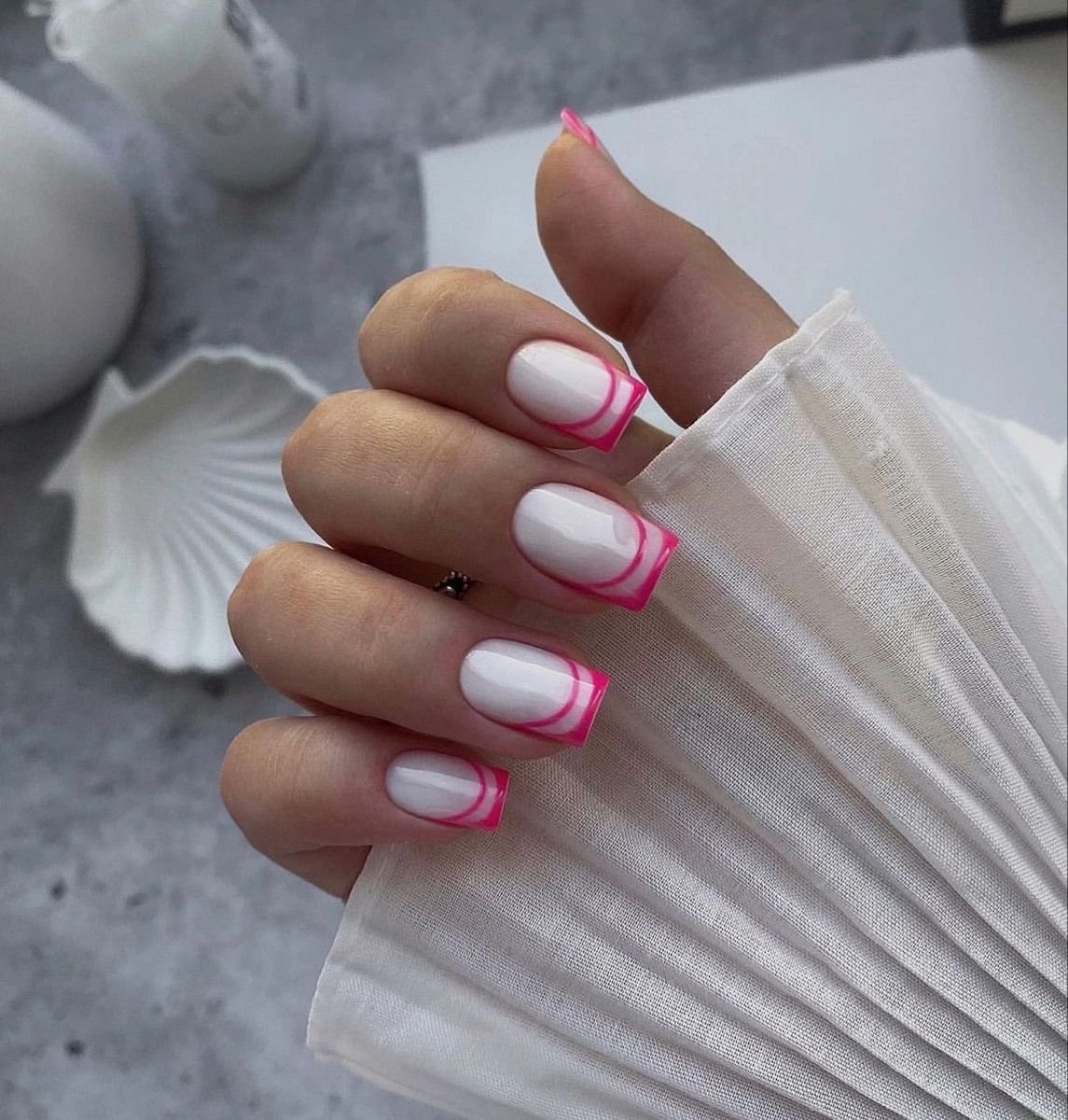 Маникюр молочный с ярко розовым