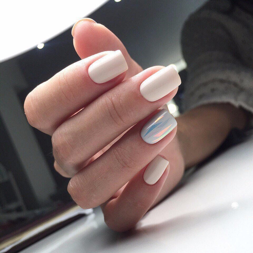 Белый маникюр мягкий квадрат