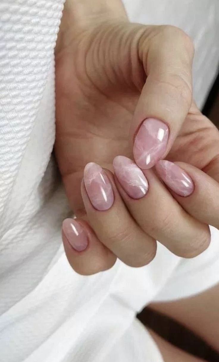 Мраморный маникюр на овальных ногтях