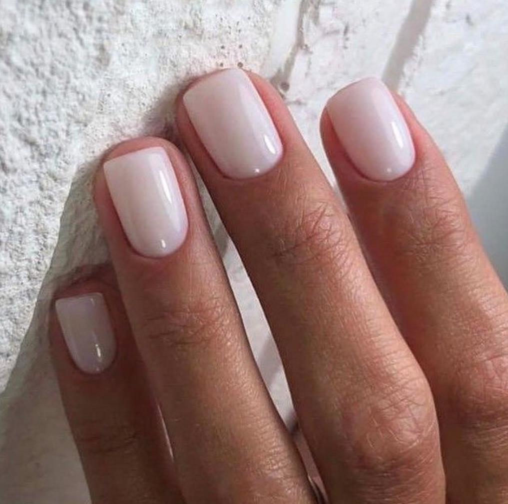 Молочный маникюр на короткие