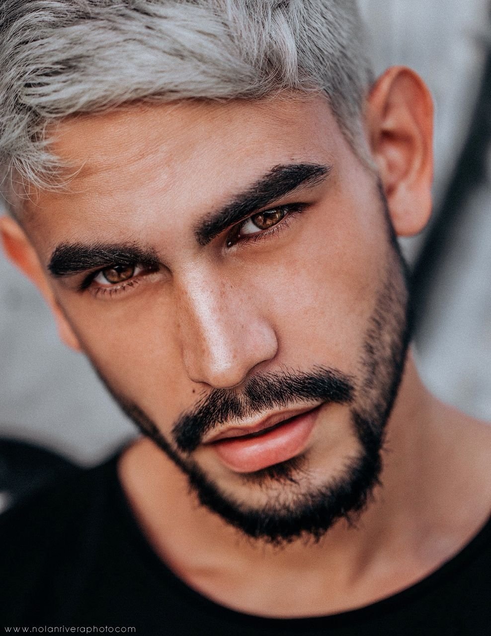 Густые мужские брови