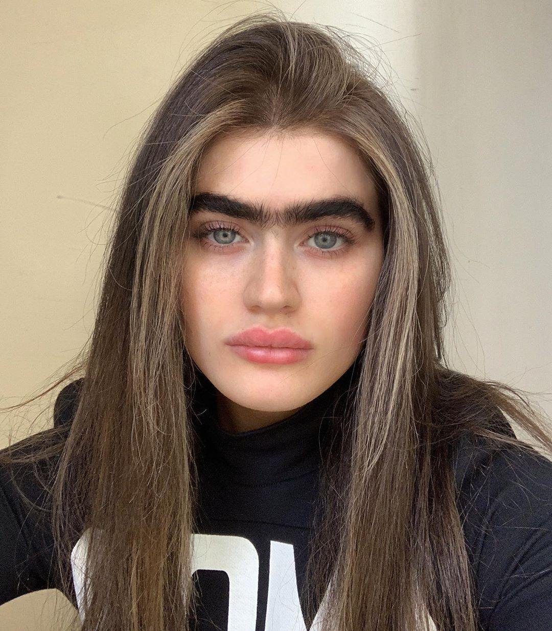 Тейлор Хилл монобровь