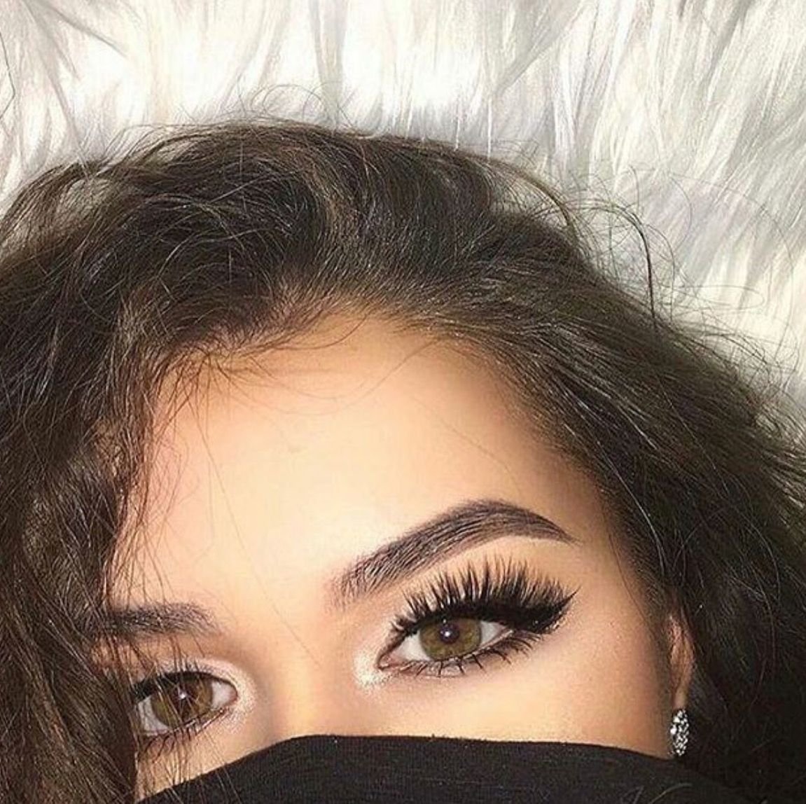 Девушка с длинными ресницами