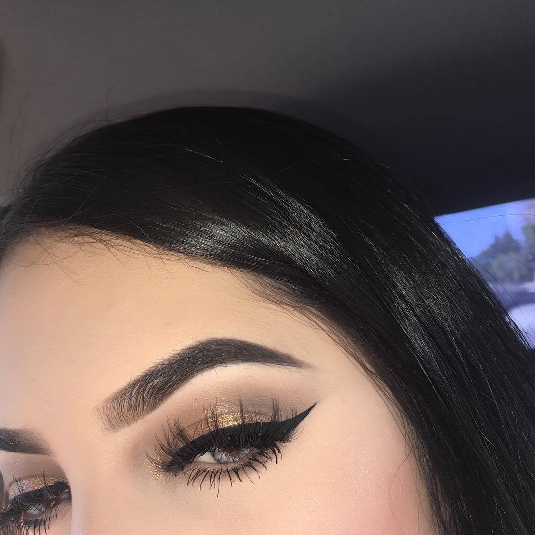 Брови черные