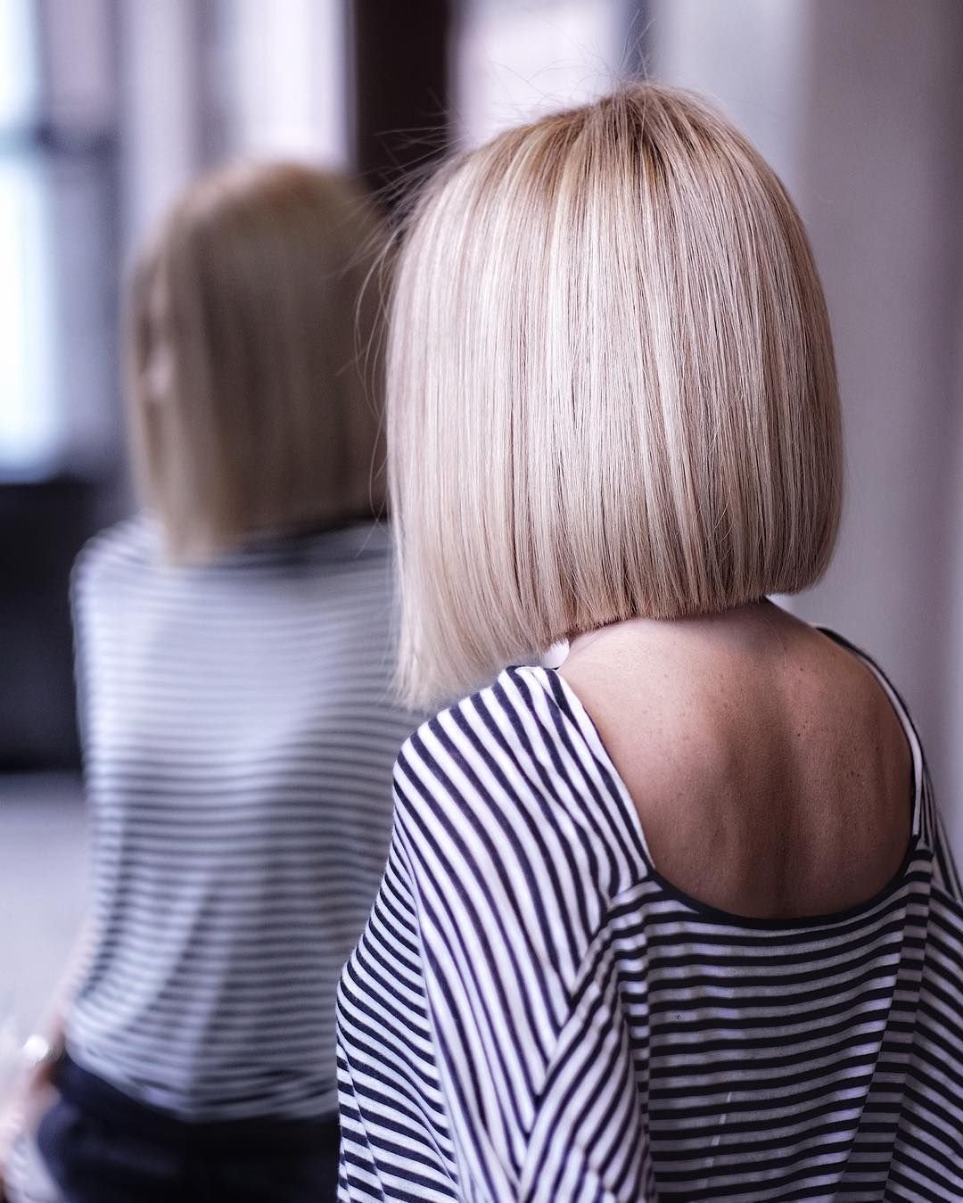 Селена Гомес брюнетка с короткой стрижкой