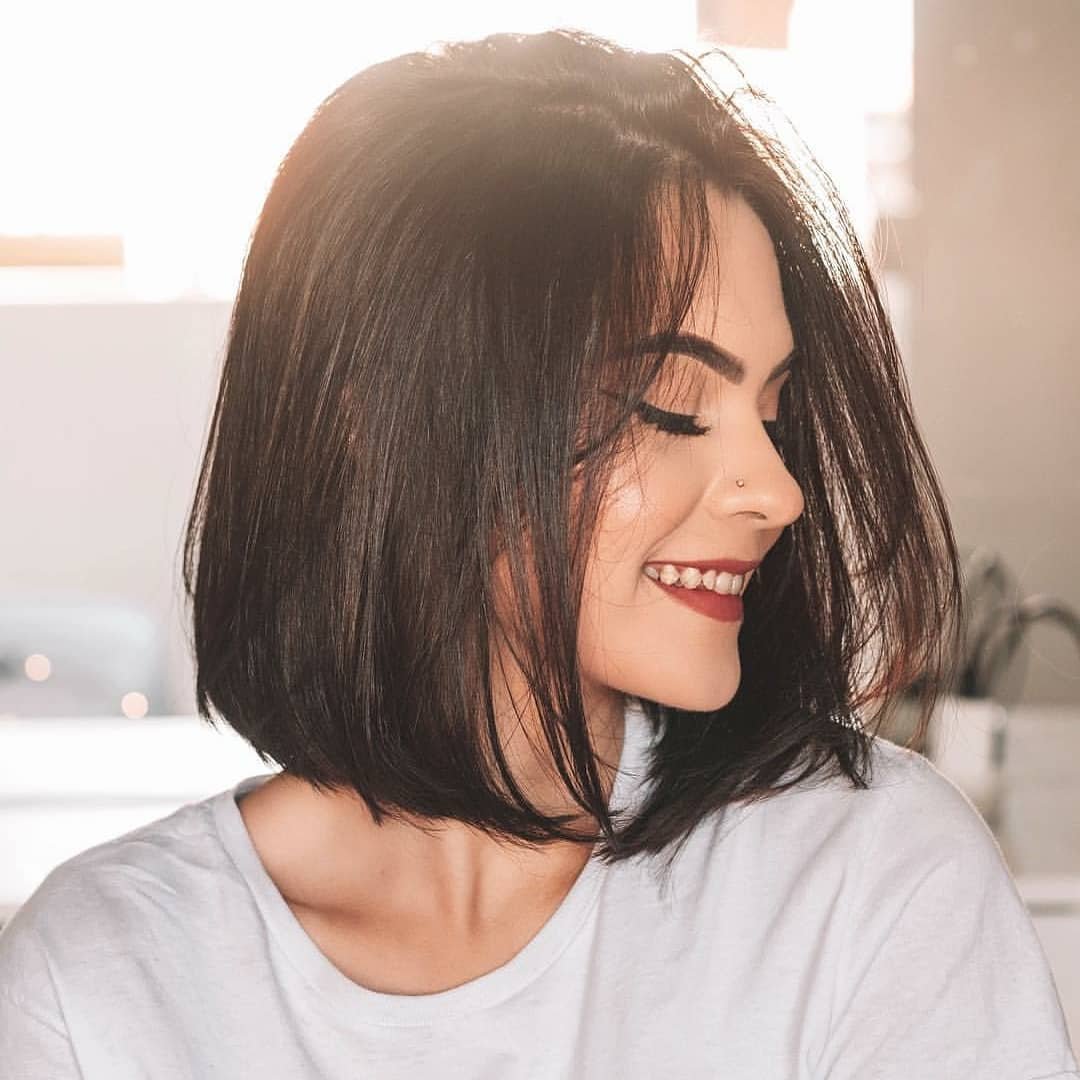 Девушка с короткими темными волосами