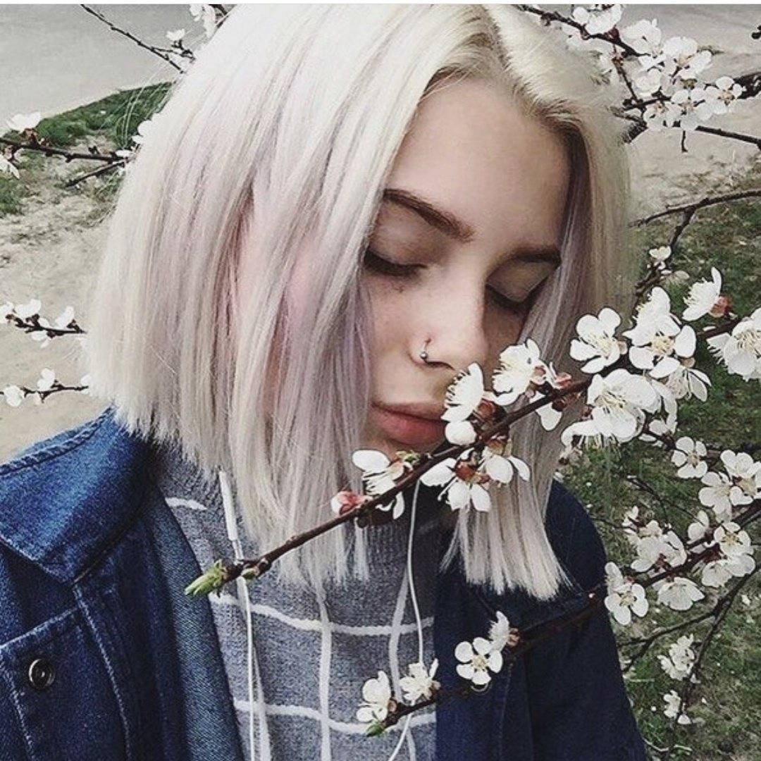 Девушка с русыми волосами каре