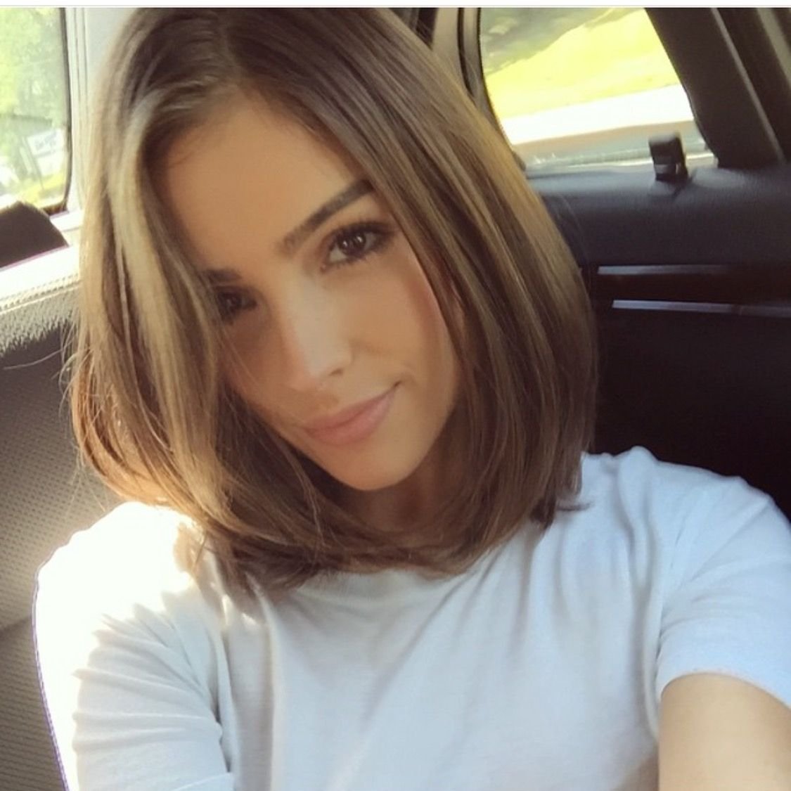 Блондинка с каре в очках