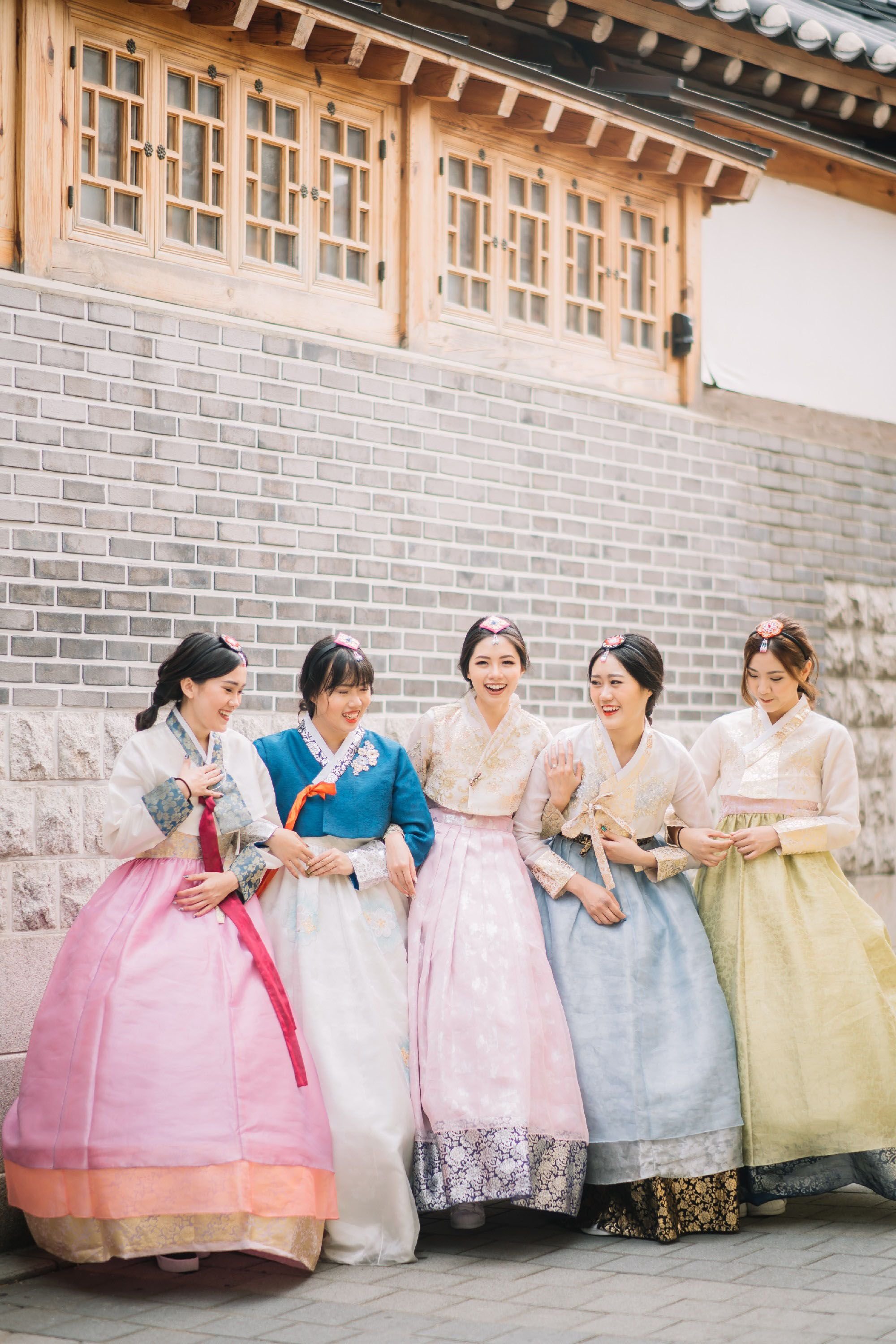 Чосон это. Южная Корея ханбок Эстетика. Ханбок в Корее. Корейская невеста ханбок. Хвегап ханбок.