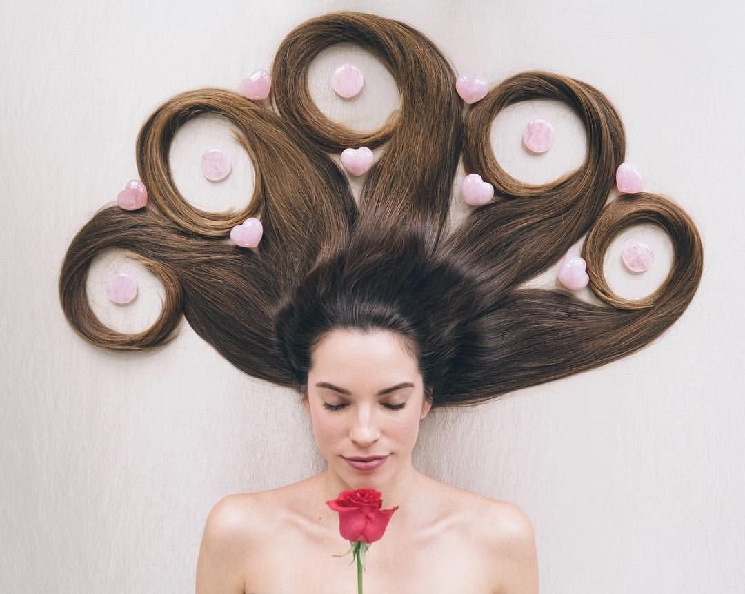 Розовые волосы каре с челкой