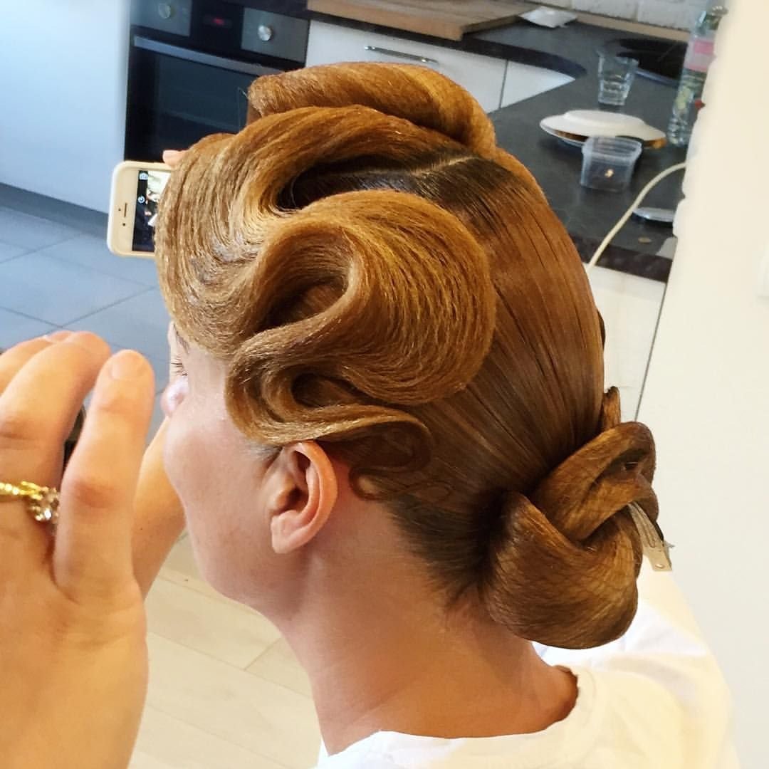 Красивые прически с цветами