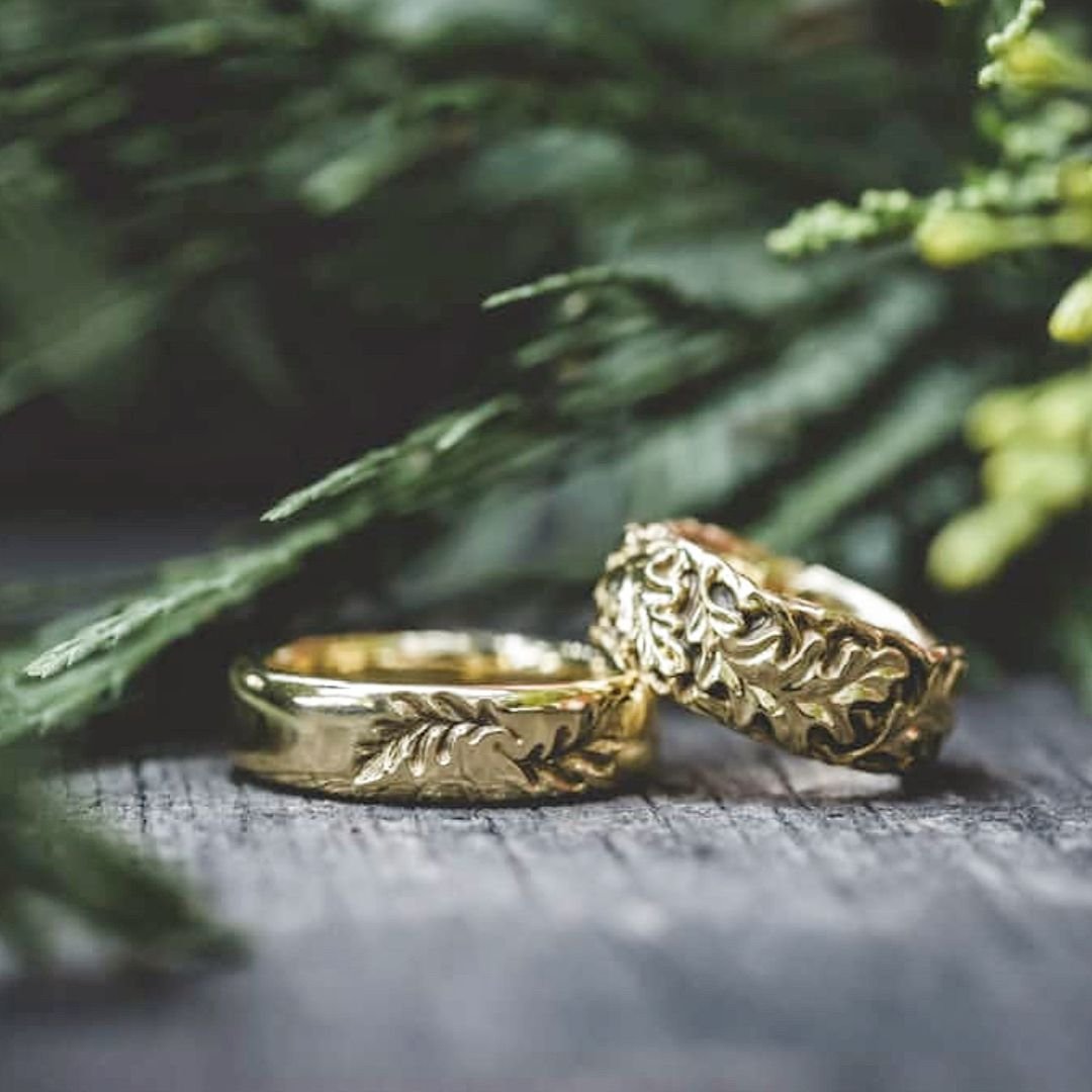Кольца березка. Кольцо Свадебник серебро. Кольцо с дубовыми листьями. Обручальные кольца с дубовыми листьями. Обручальные кольца с листиками.