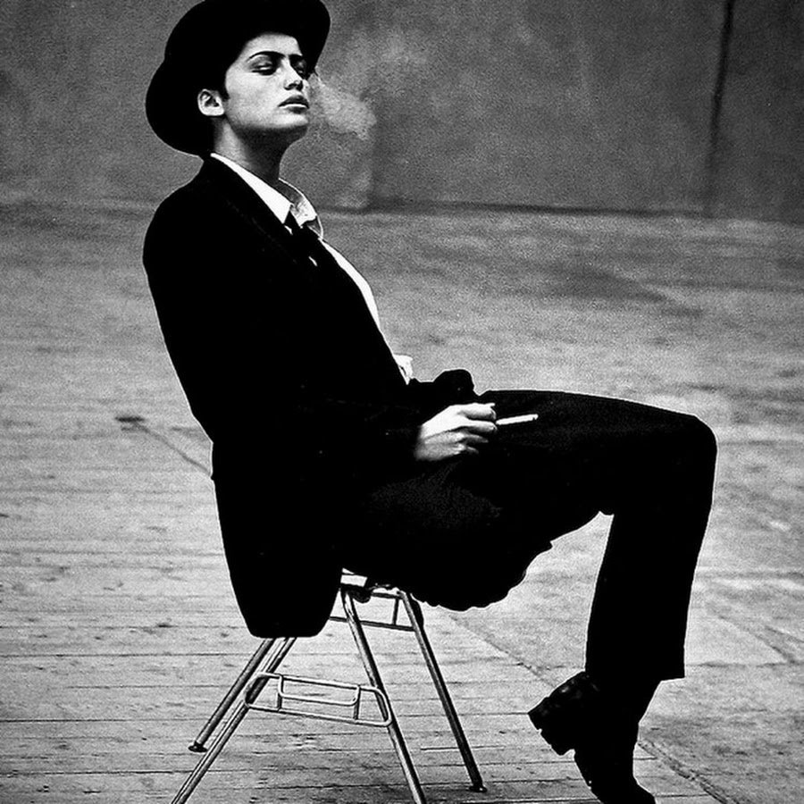 Девушка в мужском костюме