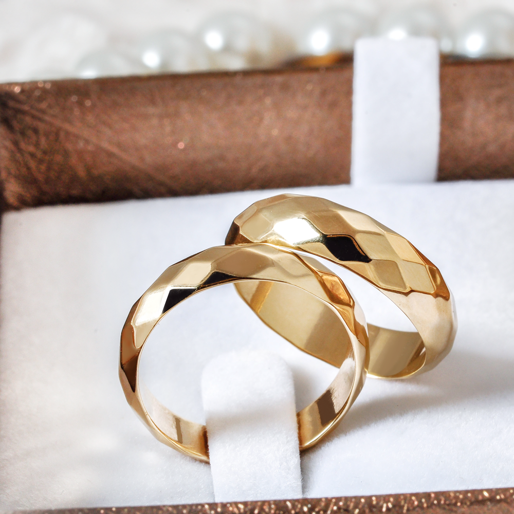 Обручальные кольца волны