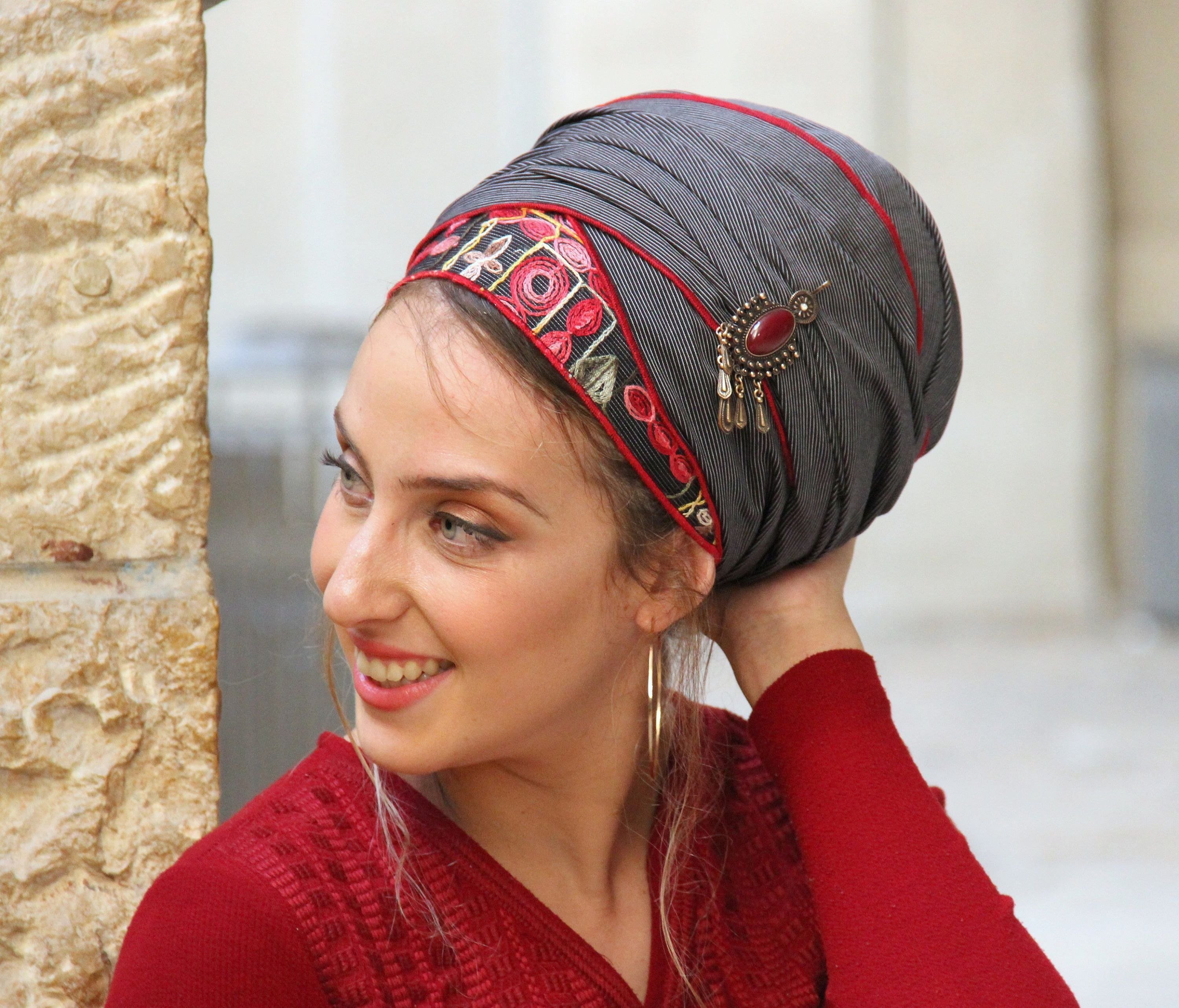 Шляпа поверх платка. Платок на голову. Армянский головной убор. Головные уборы еврейских женщин. Турецкий головной убор женский.