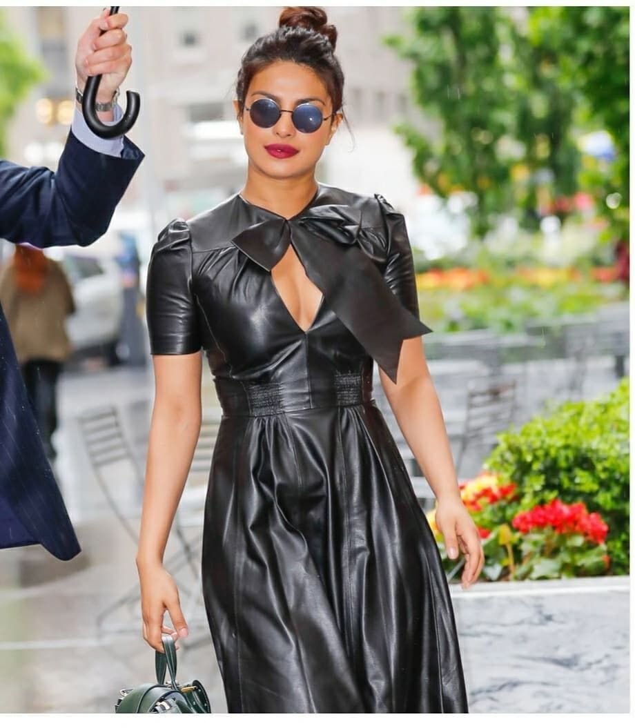 Кожаное платье с сапогами