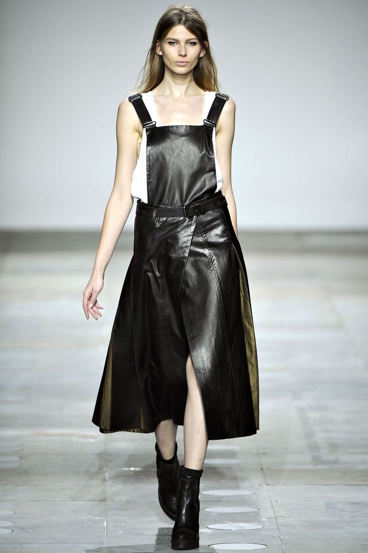 Кожаный сарафан Зара с плиссировкой 2020