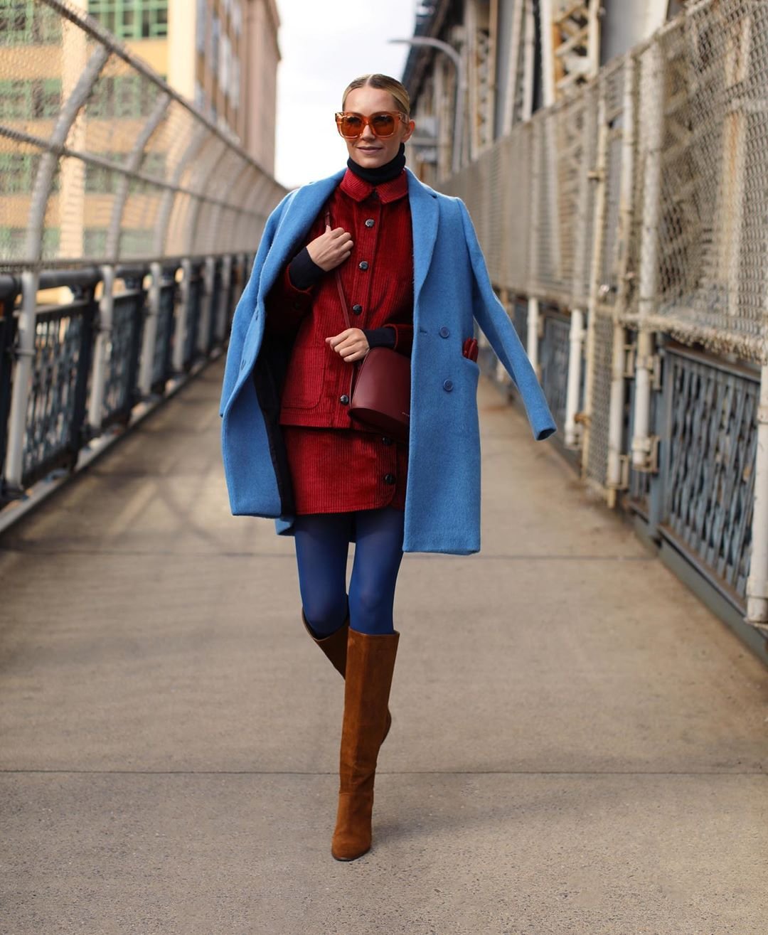 Пальто с цветными колготками