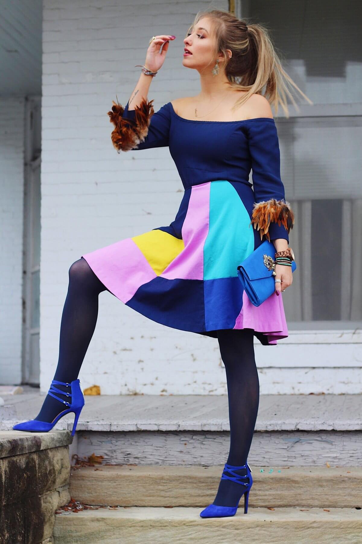 Девушки в разноцветных колготках