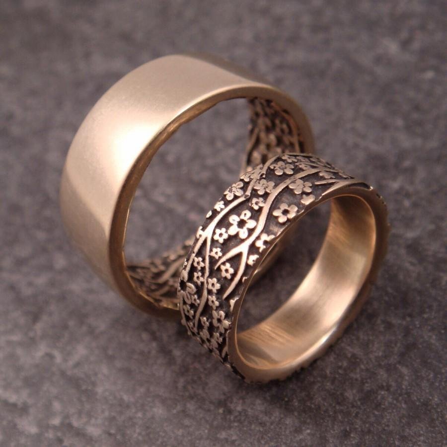 Золотое обручальное кольцо