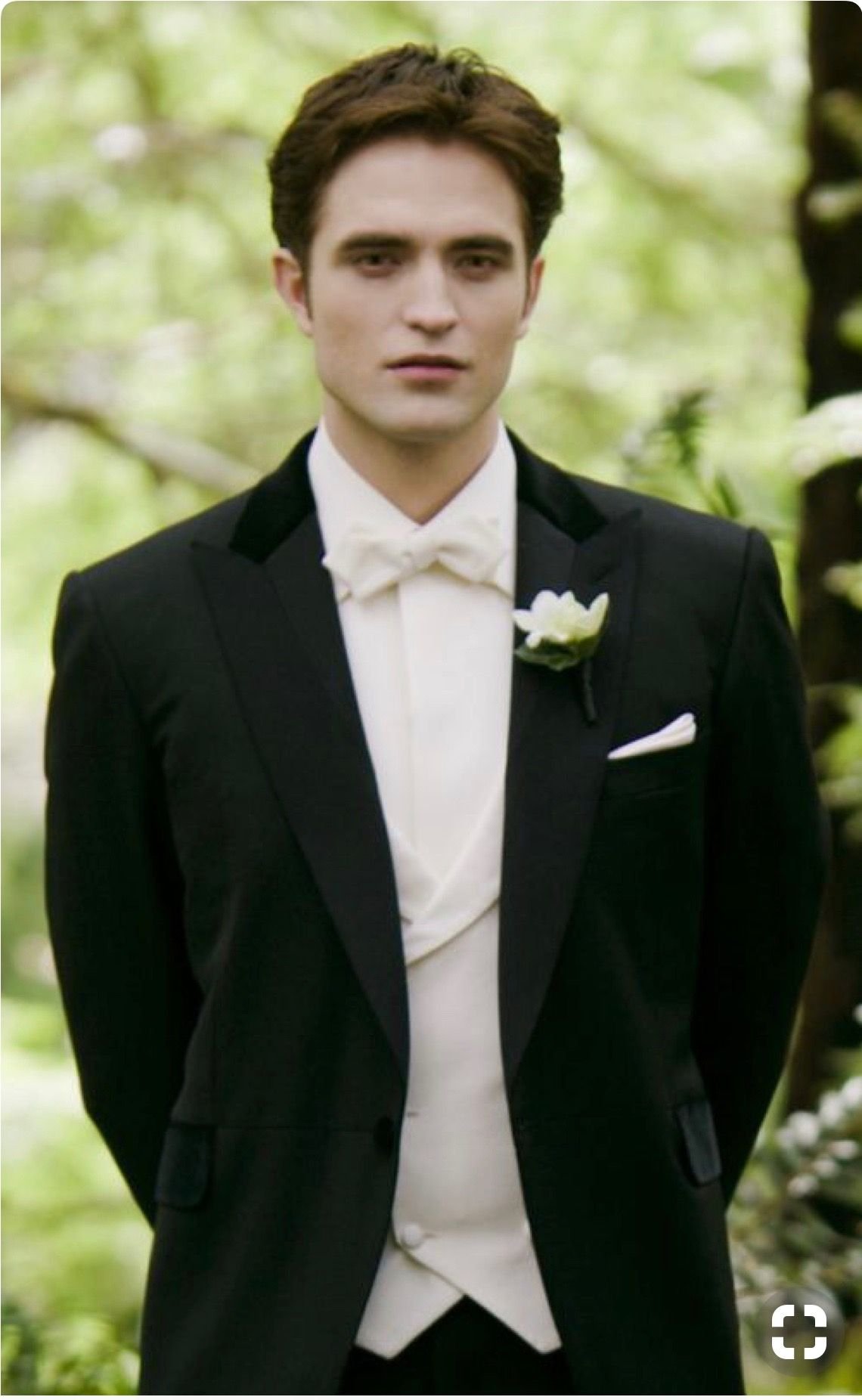 Роберт Паттинсон в костюме Сумерки