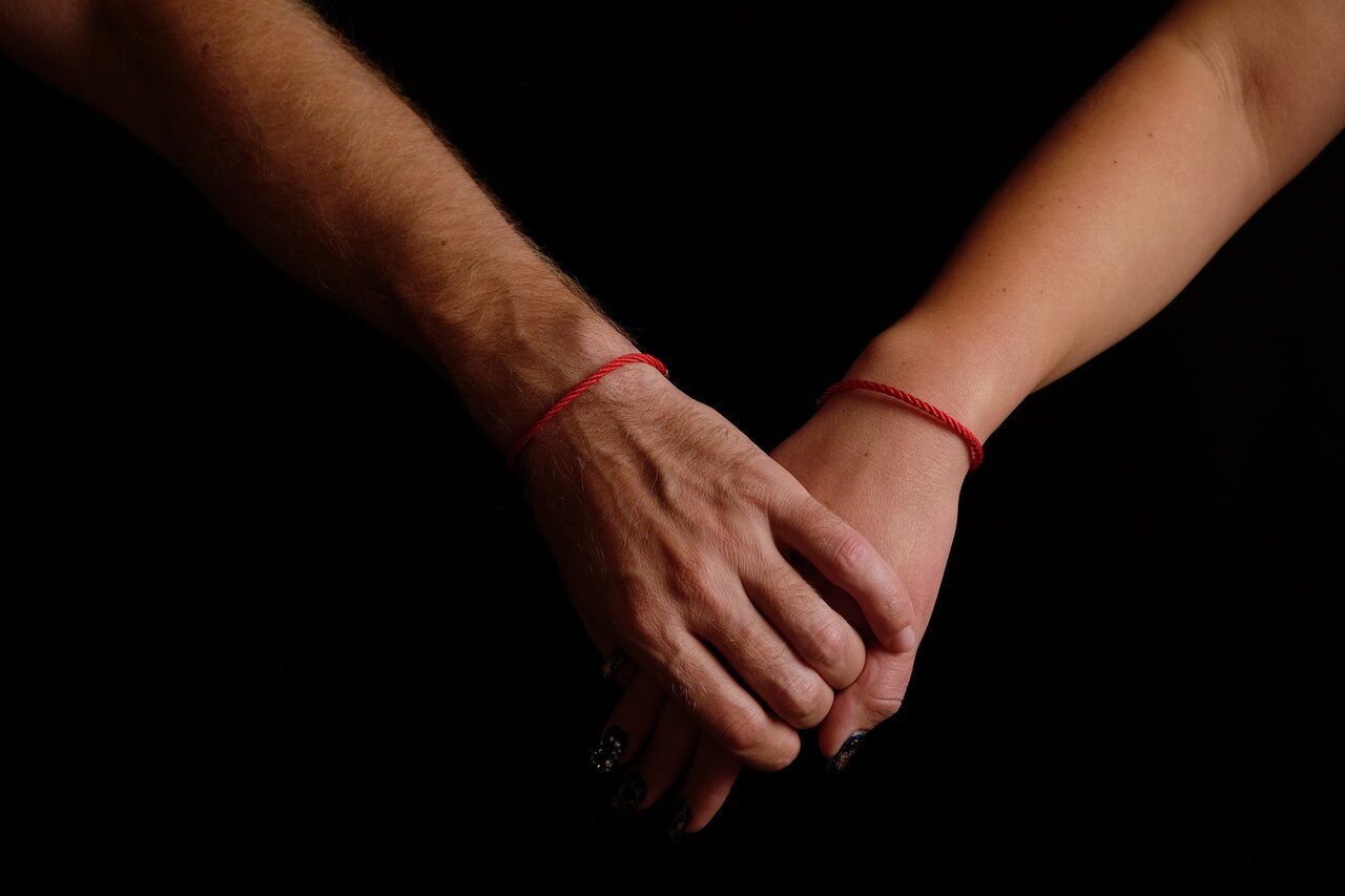 Связать руки мужику. Мужская рука с красной ниткой. Связанные руки. Руки связанные нитью.