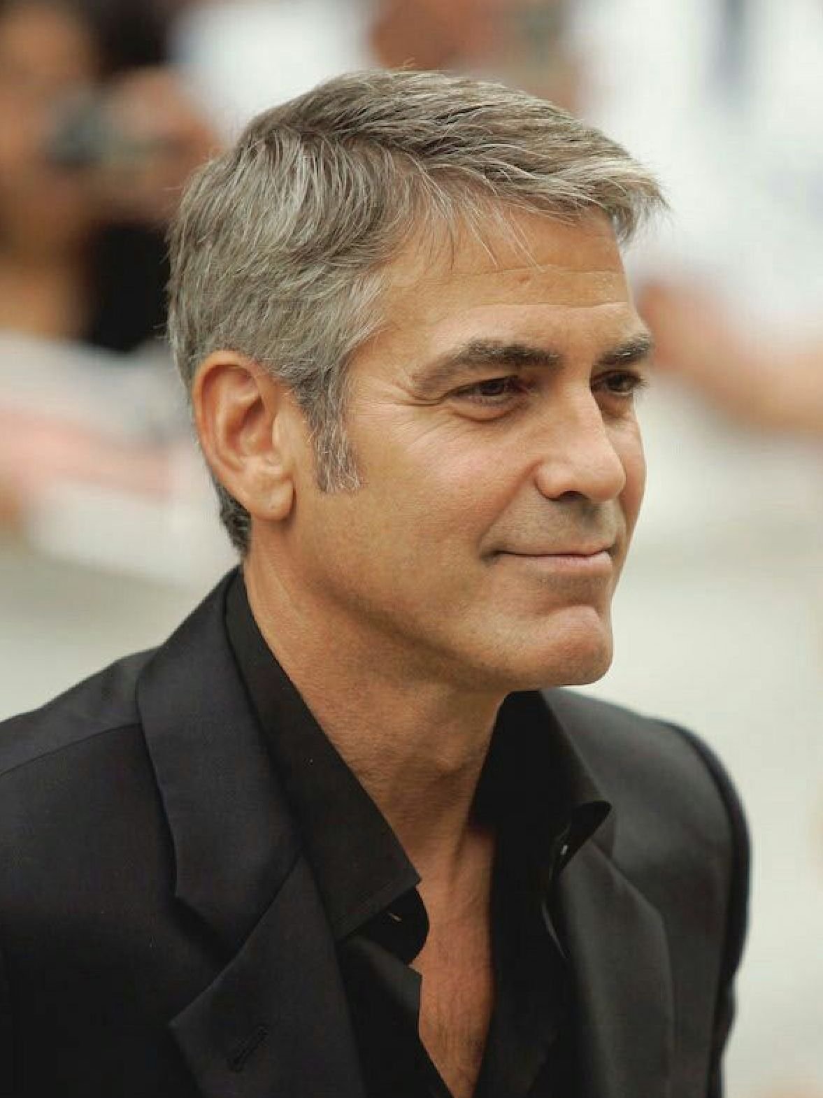 Мужики после 40. Джордж Клуни. Джордж Клуни прическа. Джордж Клуни Седые волосы. Джордж Клуни стрижка.