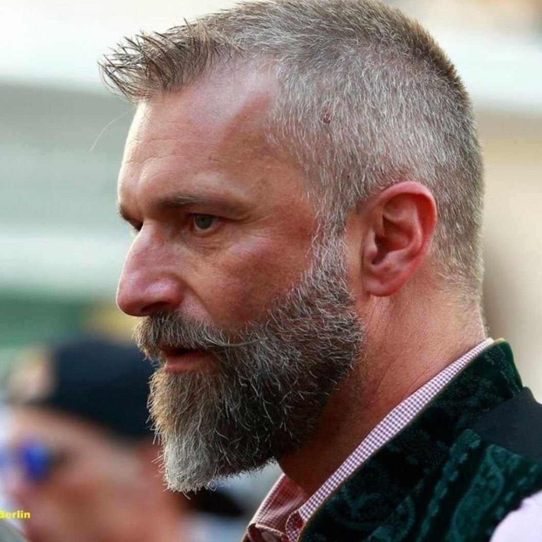 Короткая стрижка с бородой