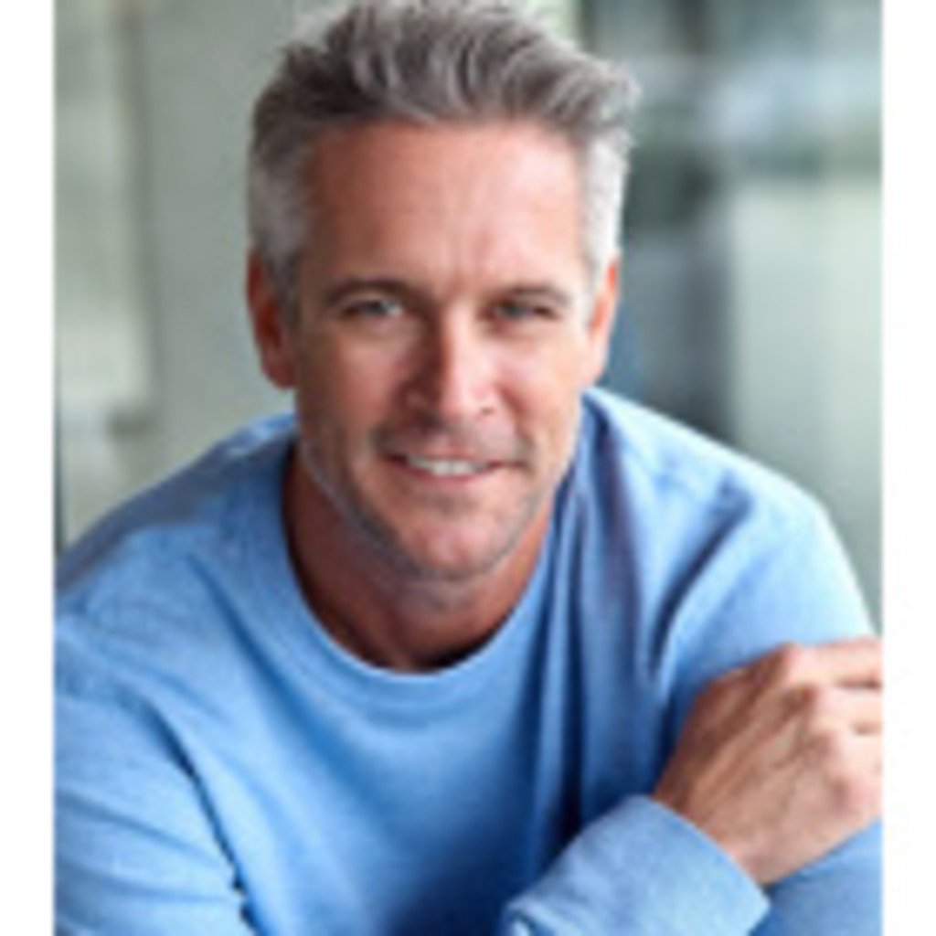 Седой актёр лет 70ти