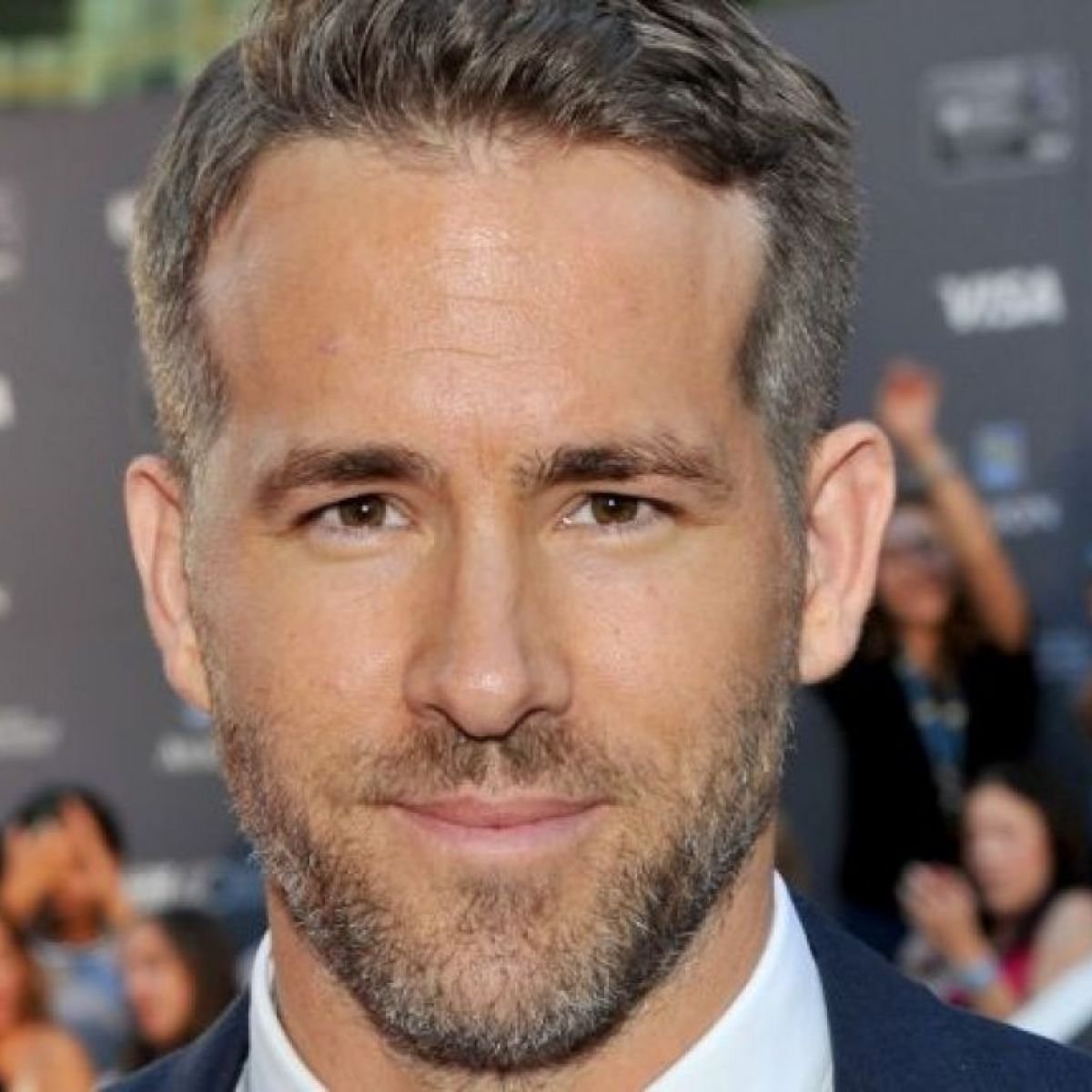 Райен Рейнольдс короткая стрижка