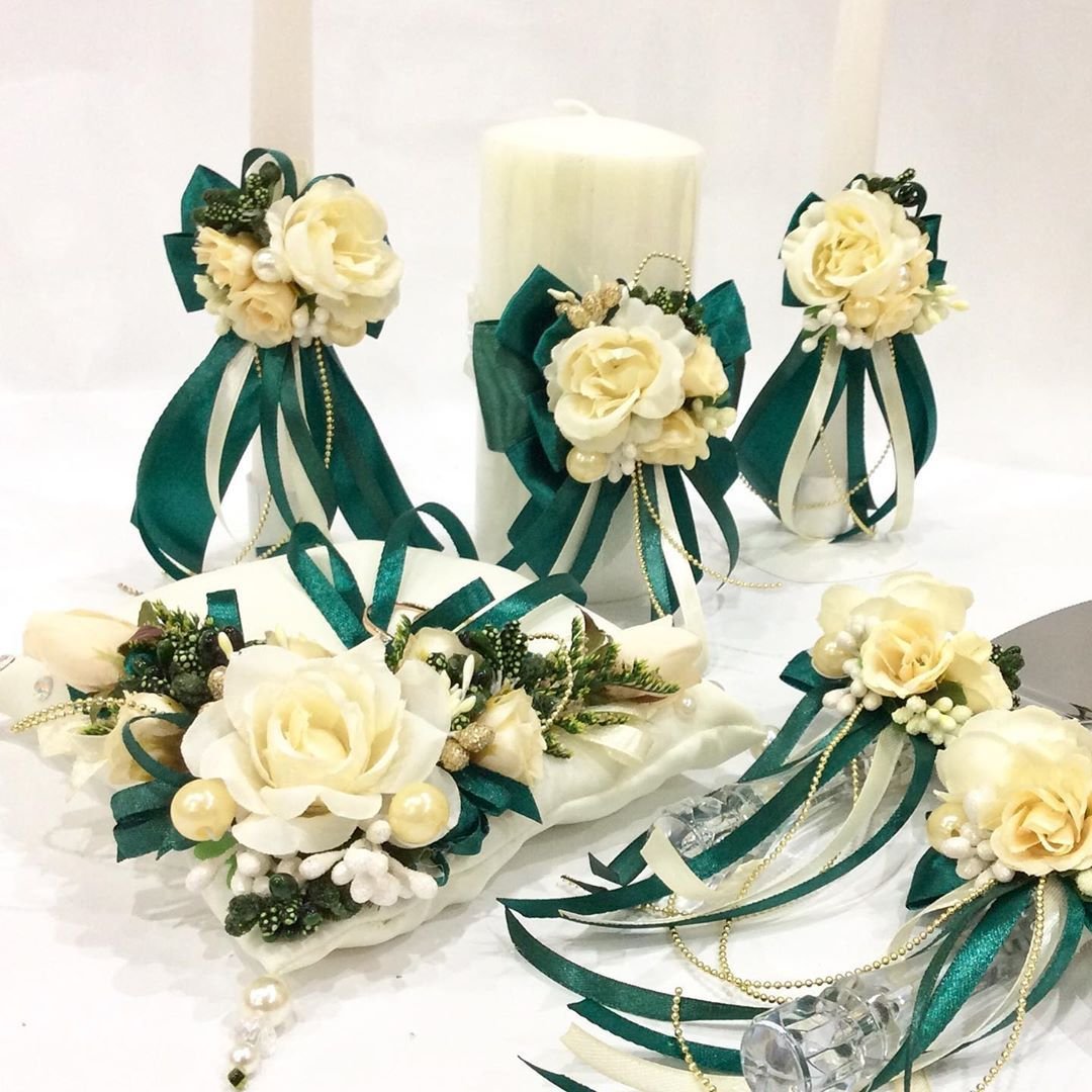 Лотос в изумрудном цвете в оформлении на свадьбу