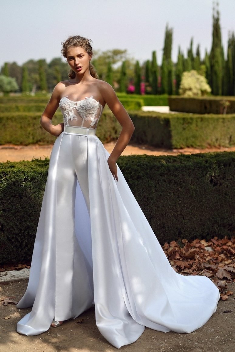 Красивые костюмы для женщин