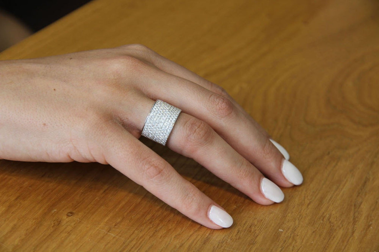 Тонкий пальчик. Кольцо 8мм Svarov. Широкое кольцо на палец. Обручальное кольцо на пальце. Плоское широкое кольцо.