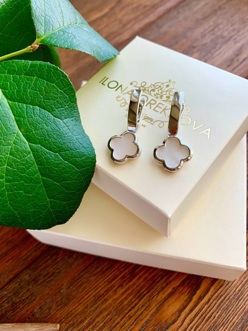 Серьги Клевер с фианитами на ушах