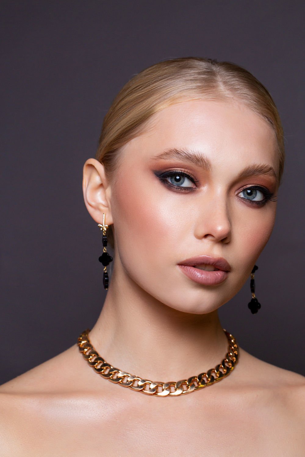 Серьги Клевер на девушке