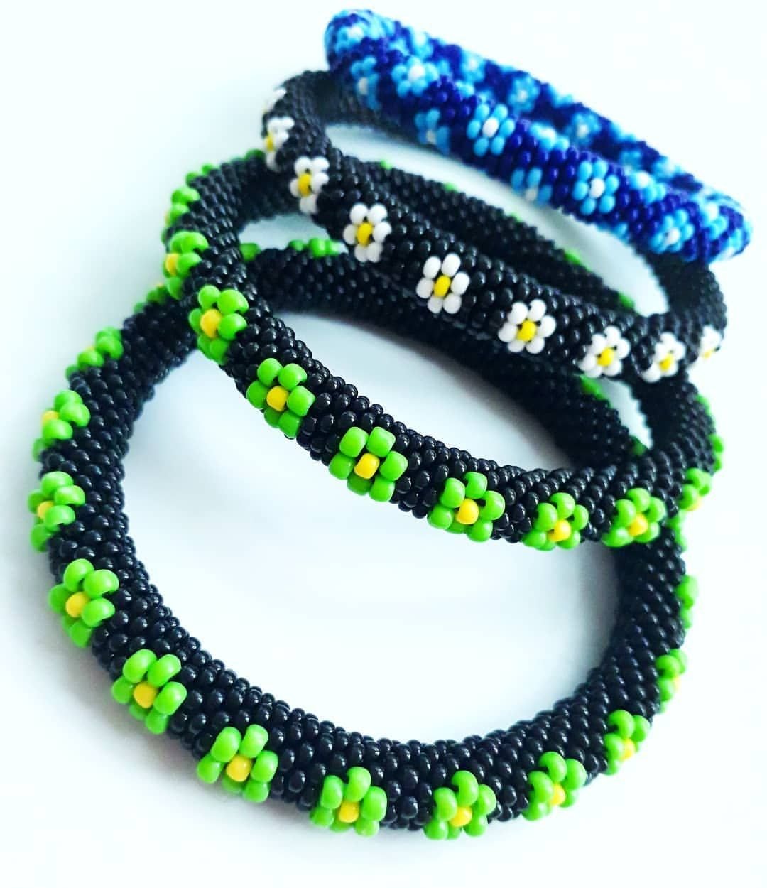 Много фенечек на руке