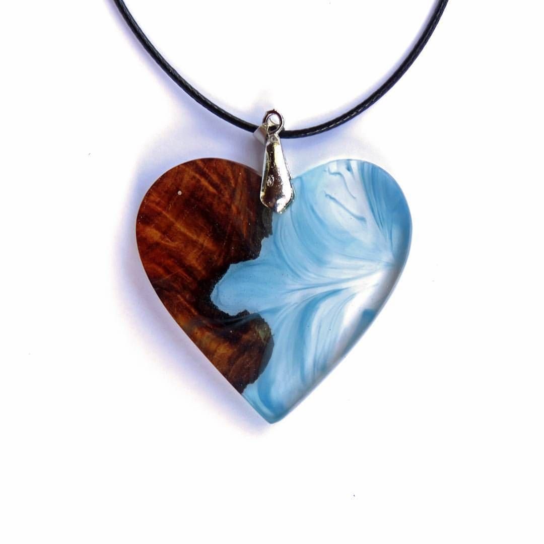 Подвески из дерева на шею