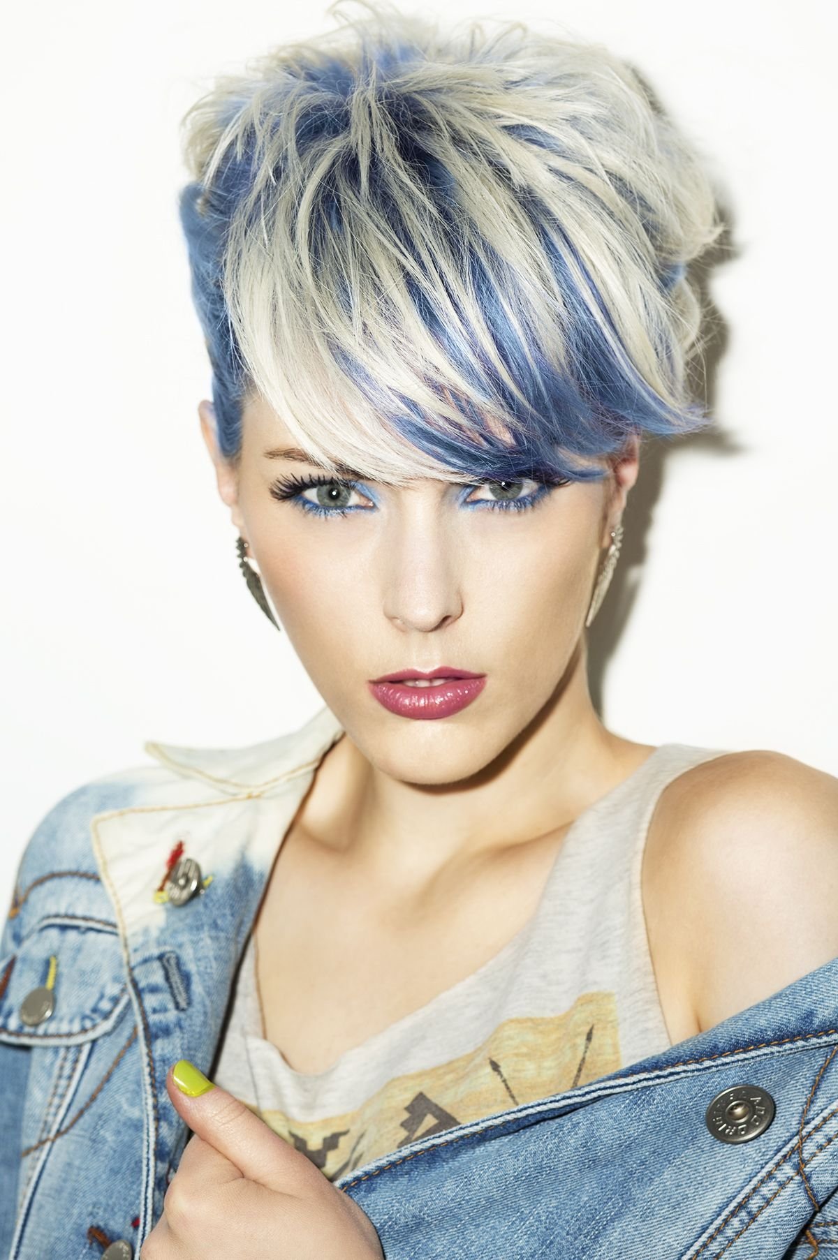 Креативное окрашивание на короткие светлые волосы