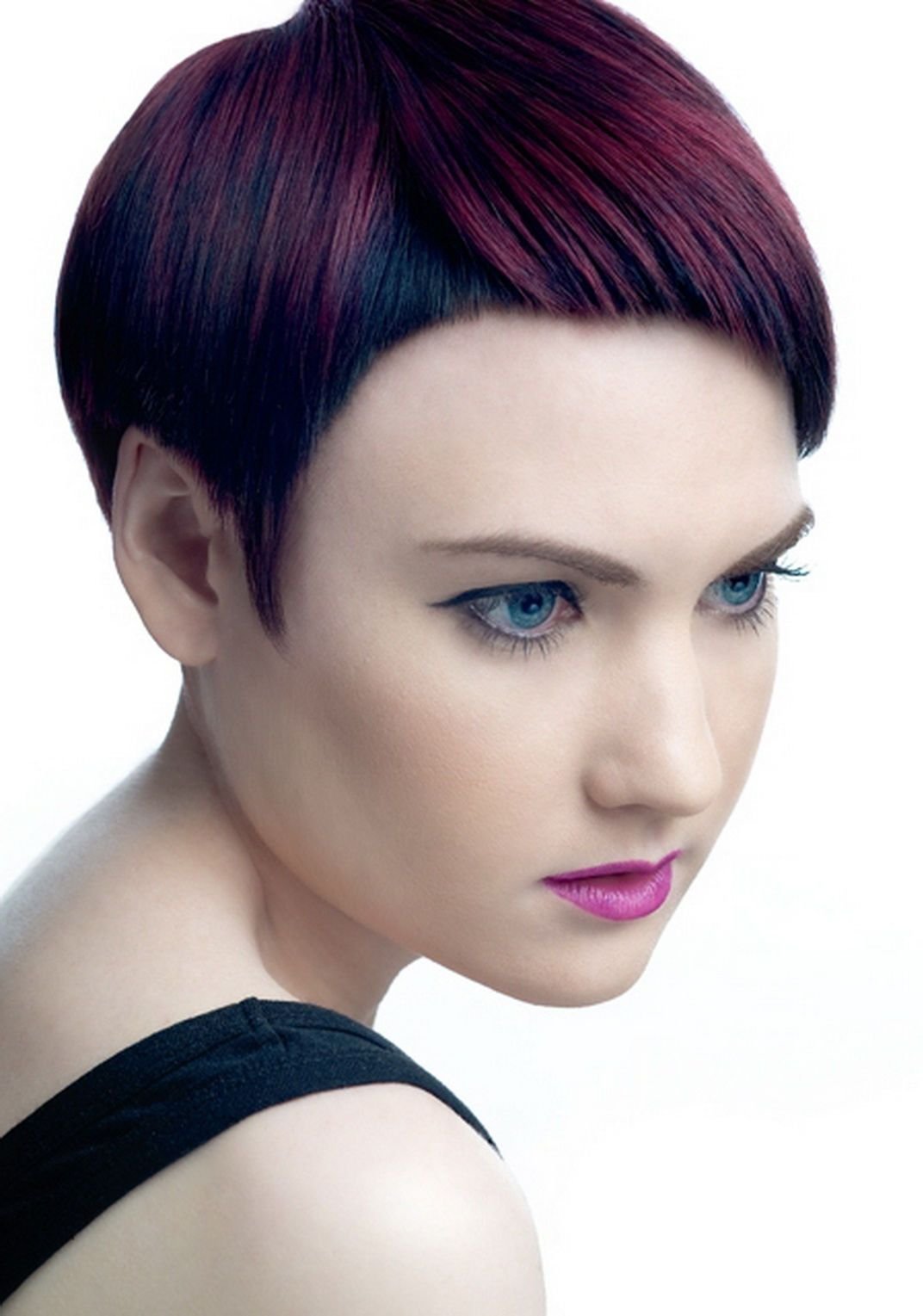 Баклажановый цвет волос на короткую стрижку