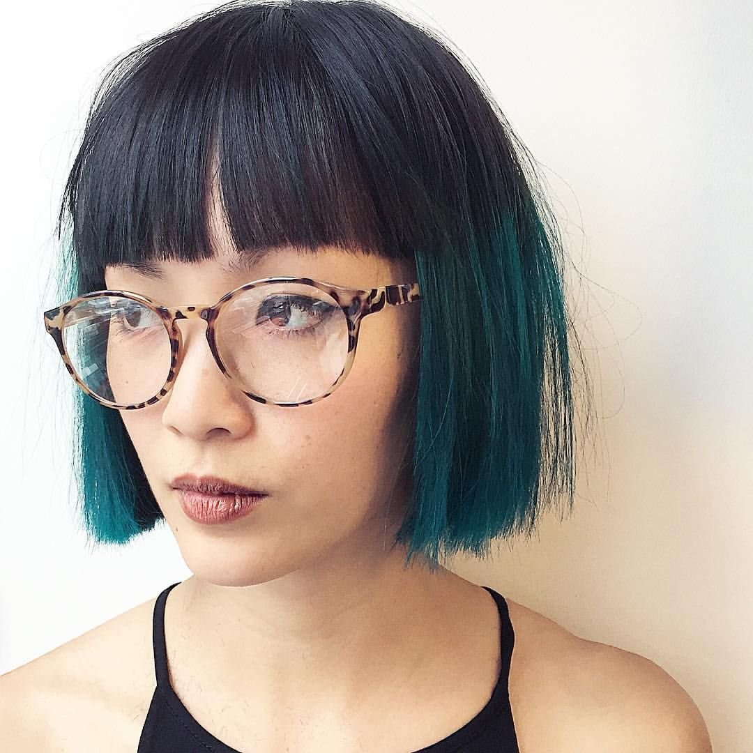 Каре с челкой и очками