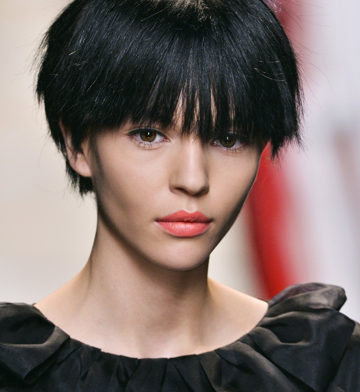 Короткие стрижки с прямой челкой