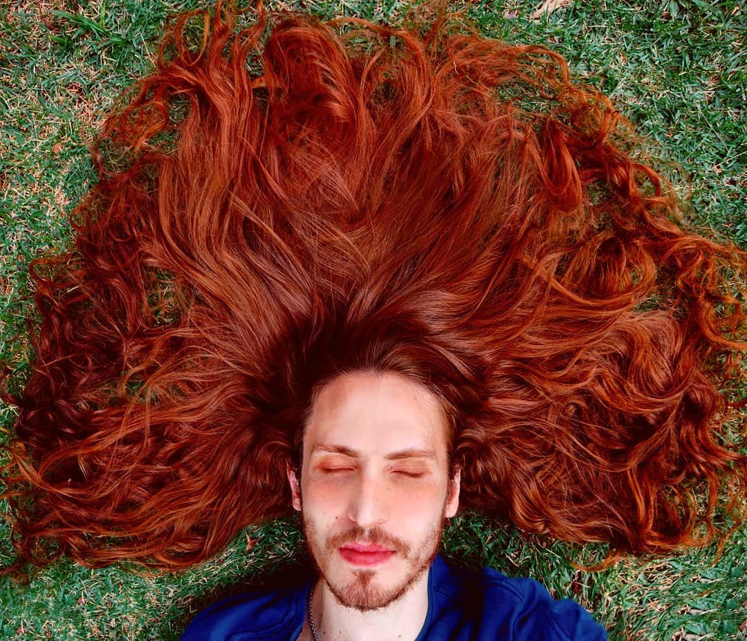 Мужчина с длинными рыжими волосами