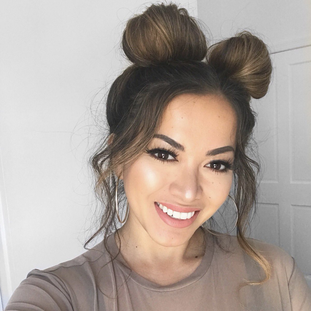 Прическа с двумя гульками