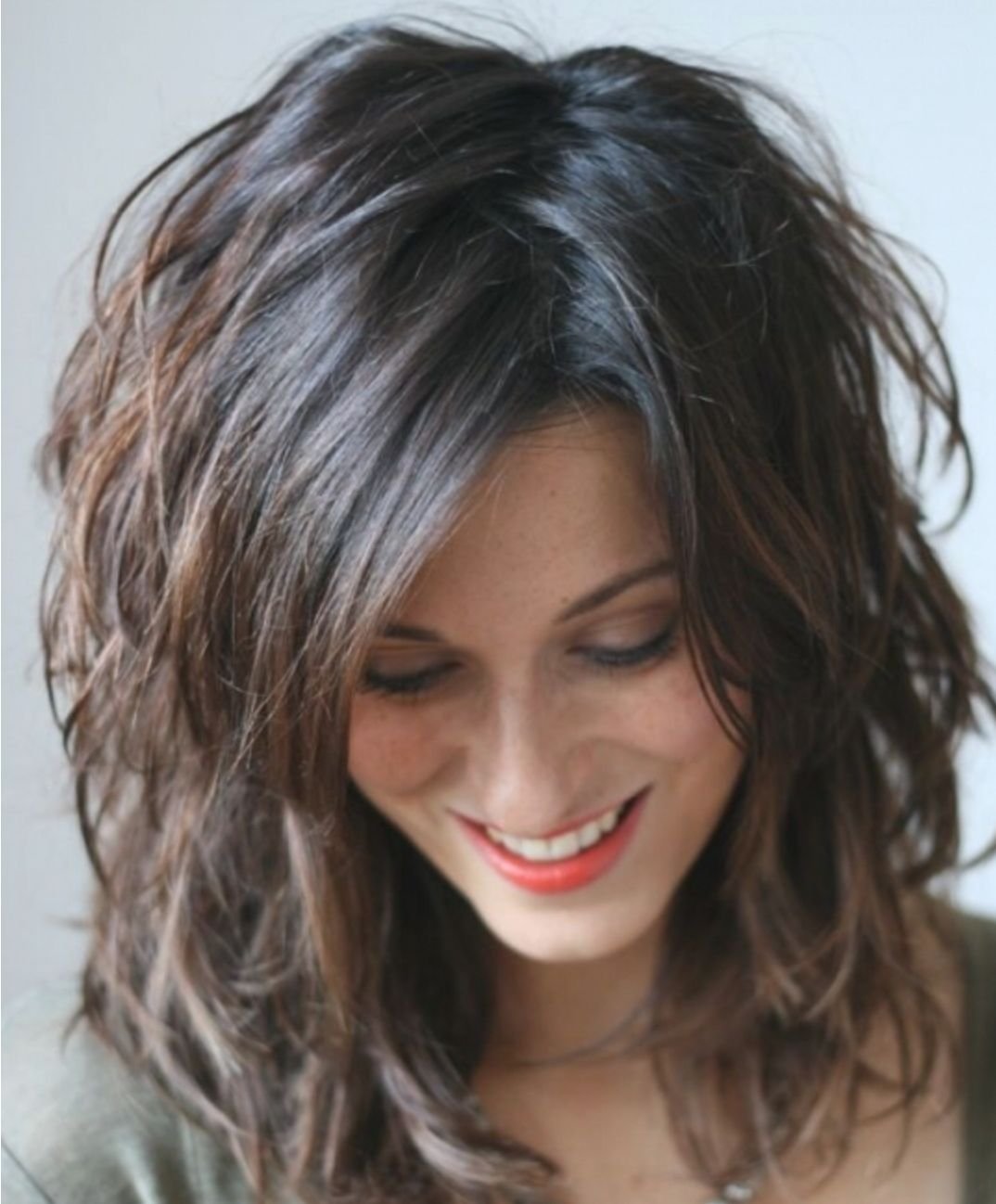 Лесенка на волнистые волосы средней длины