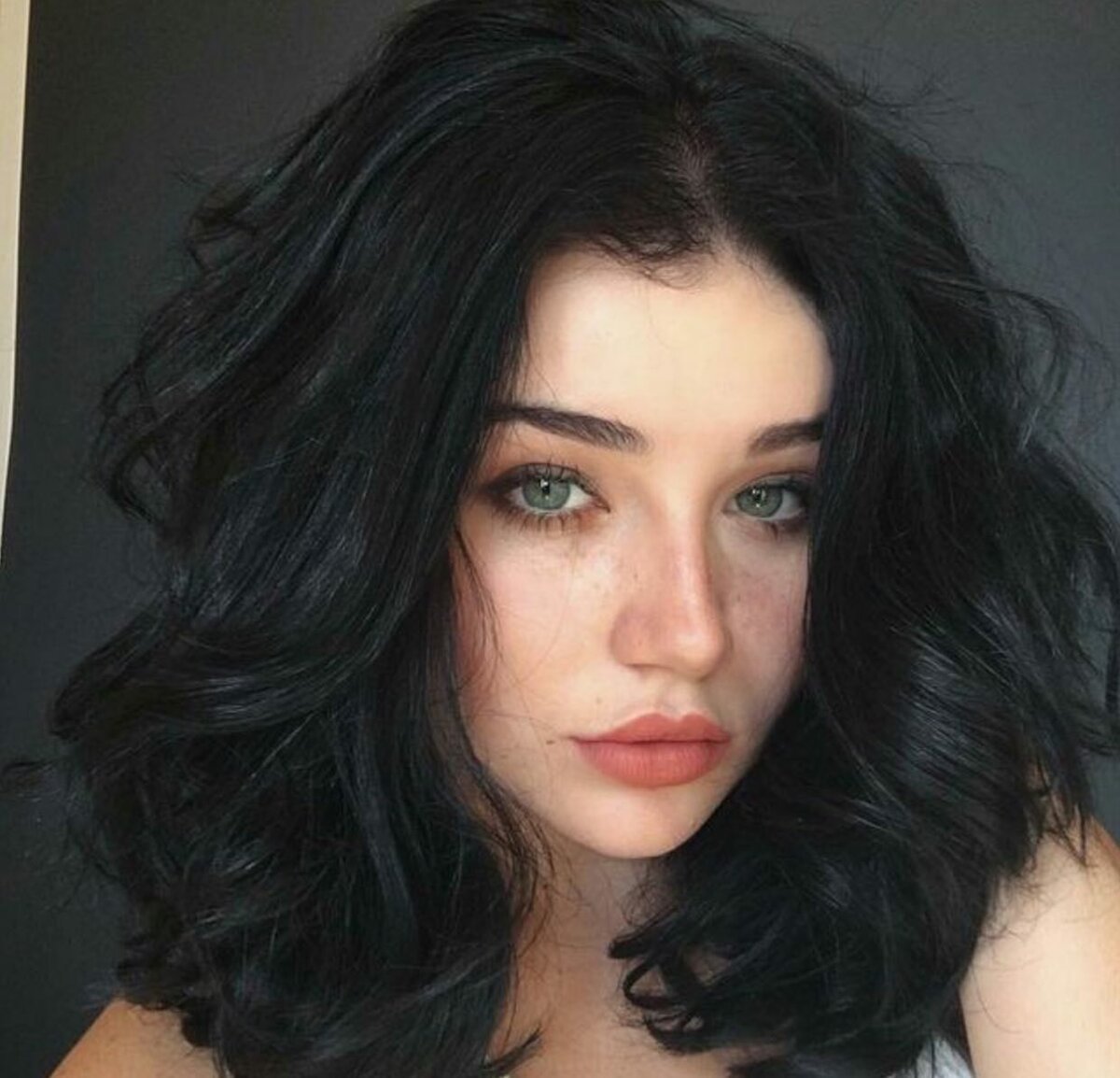 Девушка с каре черные волосы