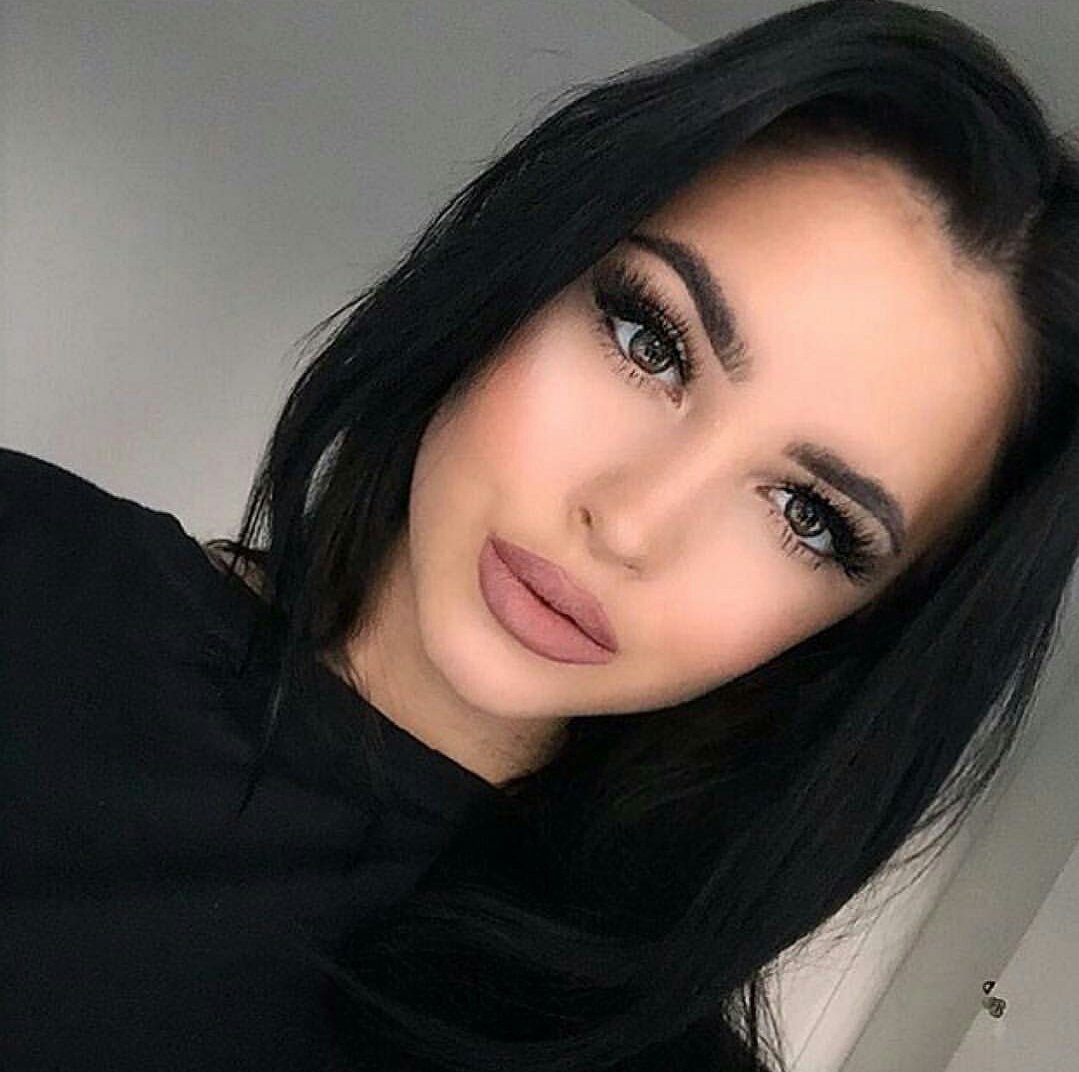 Брюнетка с карими глазами