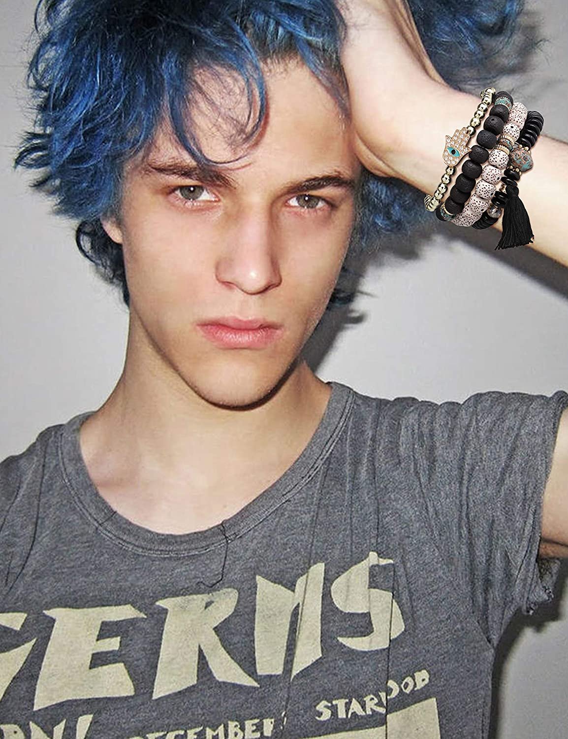 Парень с синими волосами