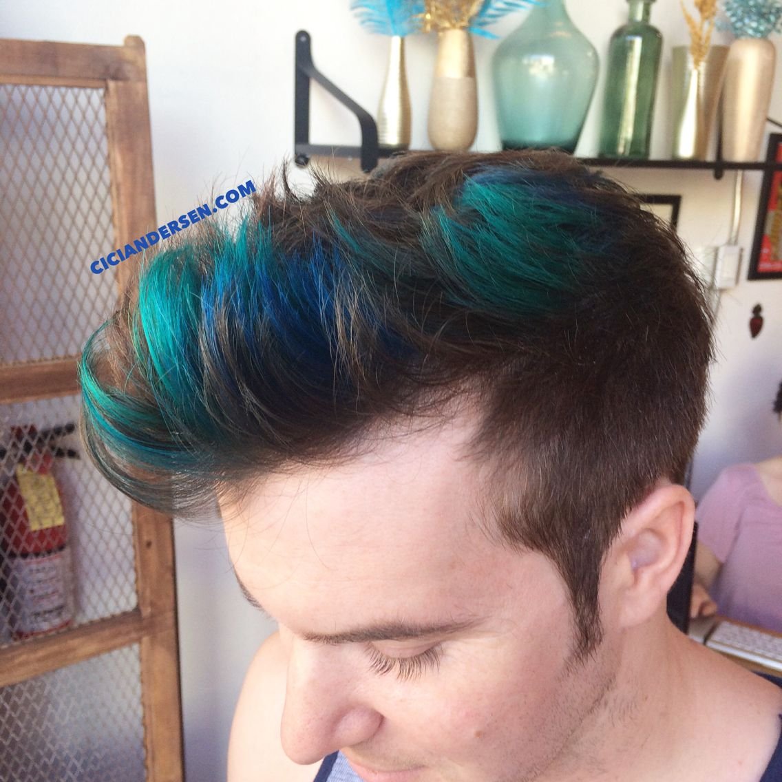 Мелирование в синий коротких мужских волос